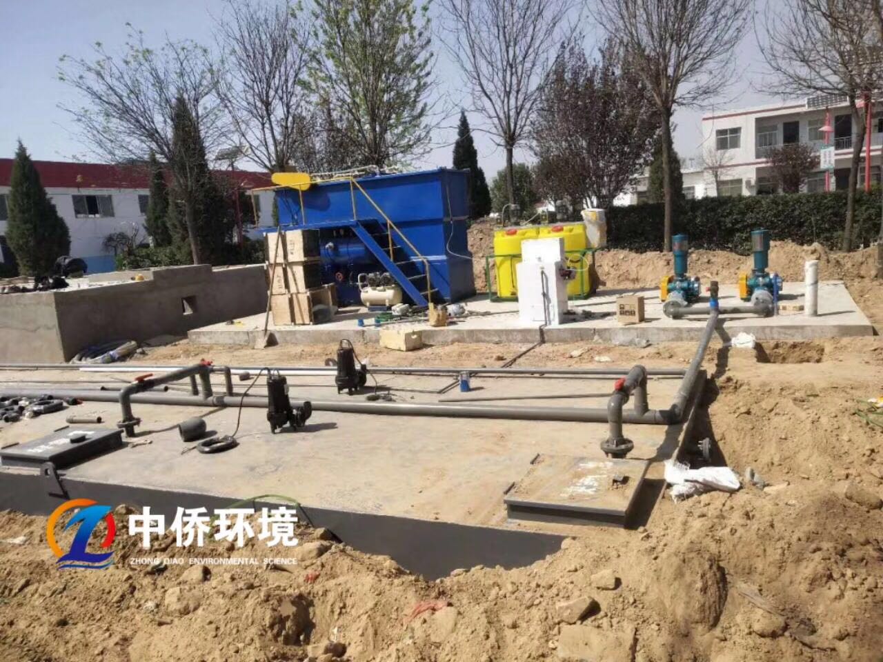 屠宰污水處理前后水樣對(duì)比(圖2)