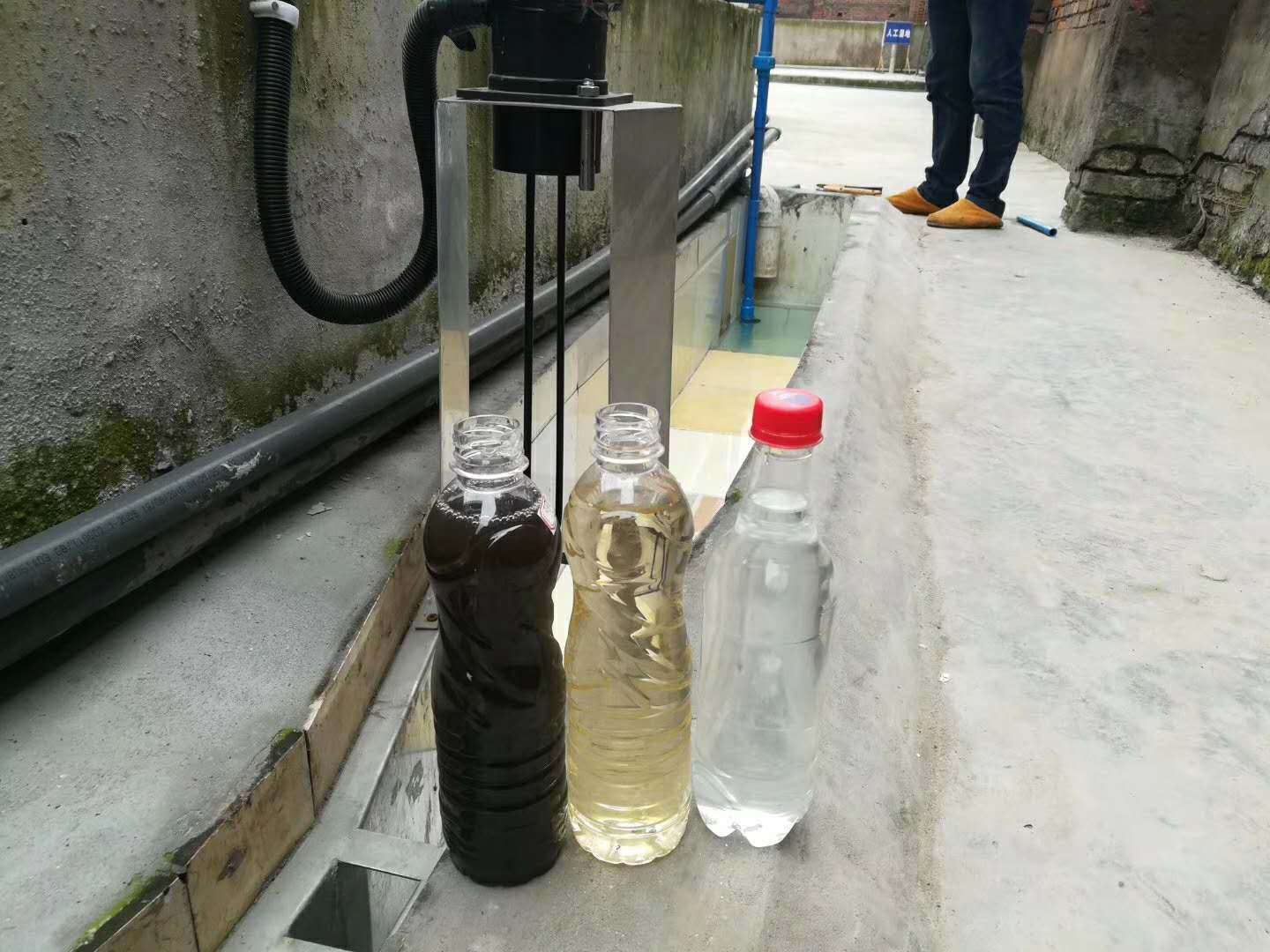 屠宰污水處理前后水樣對(duì)比(圖3)